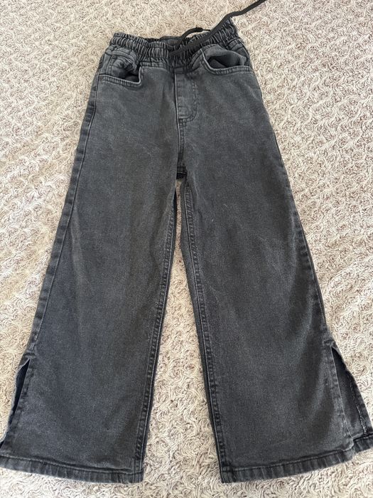 Стильні широкі джинси з розрізом на дівчинку