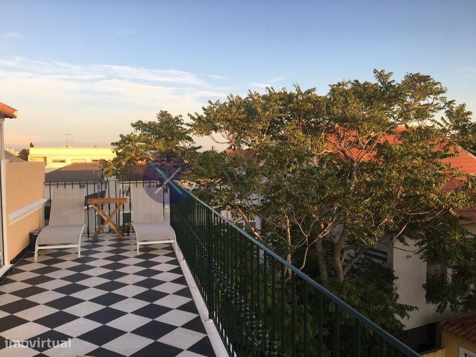 Apartamento T2 para arrendamento no Estoril, junto à praia da Azaru...