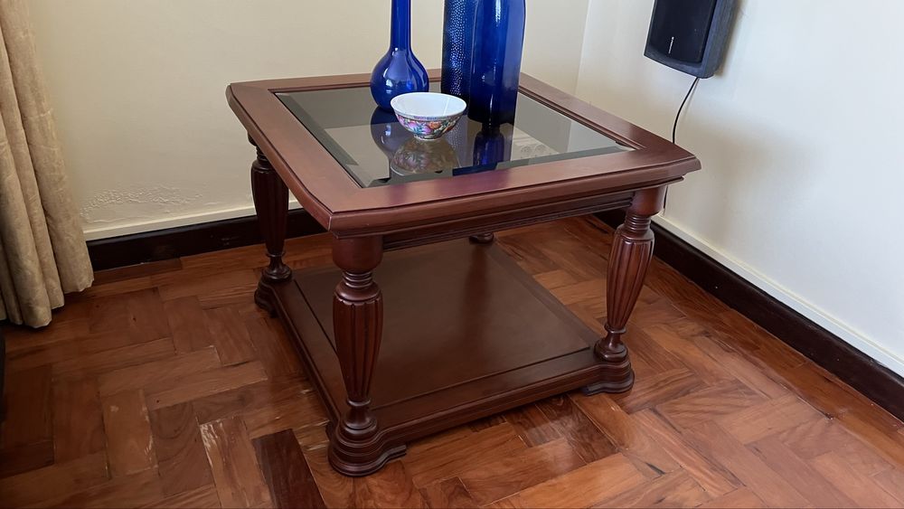 Mesa de centro e mesas de apoio.