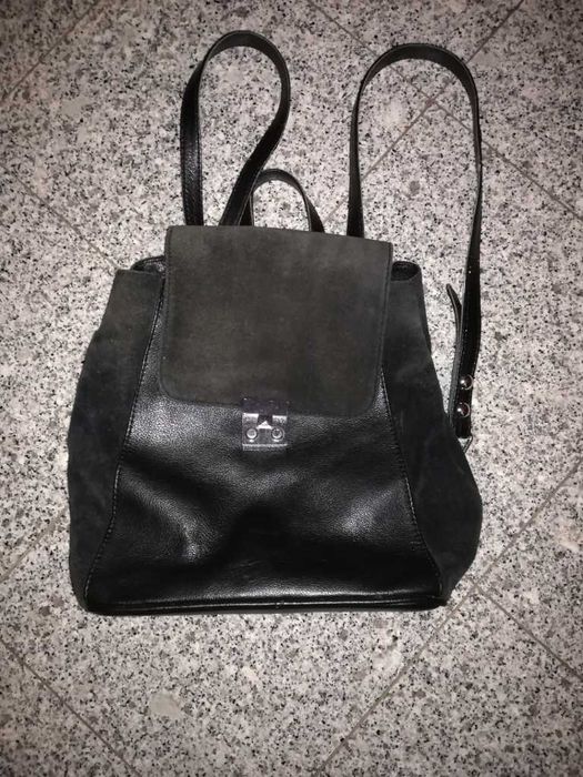 Mochila preta em pele