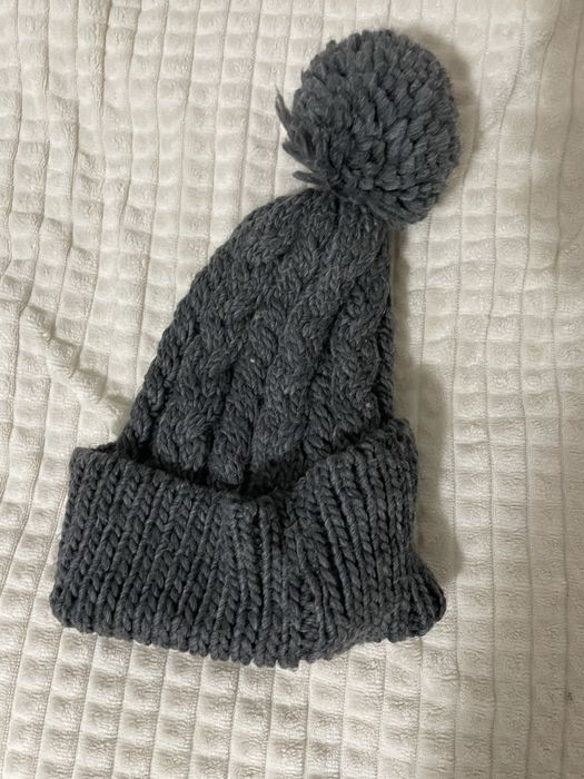 Szara czapka z pomponem