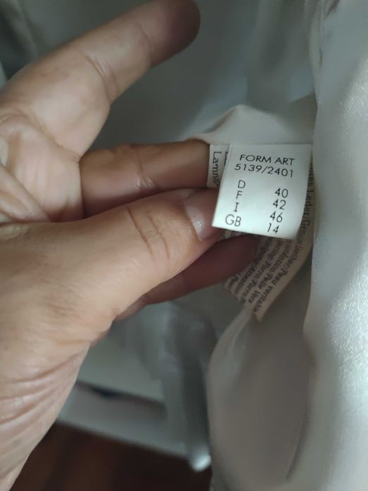 Blusão em pele, branco gelo da Betty Barclay. Bom estado geral