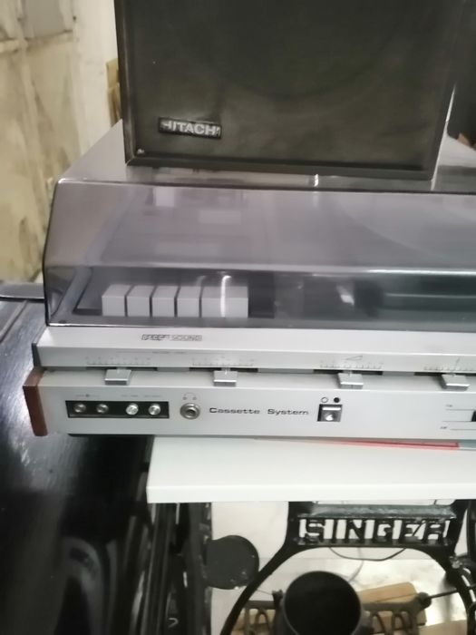 Aparelhagem de som giradiscos cassetes e rádio com colunas tudo a func64739983604097121