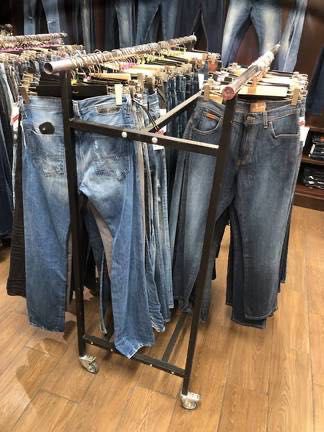 Торгове обладнання (стійки, направляючі, інше).