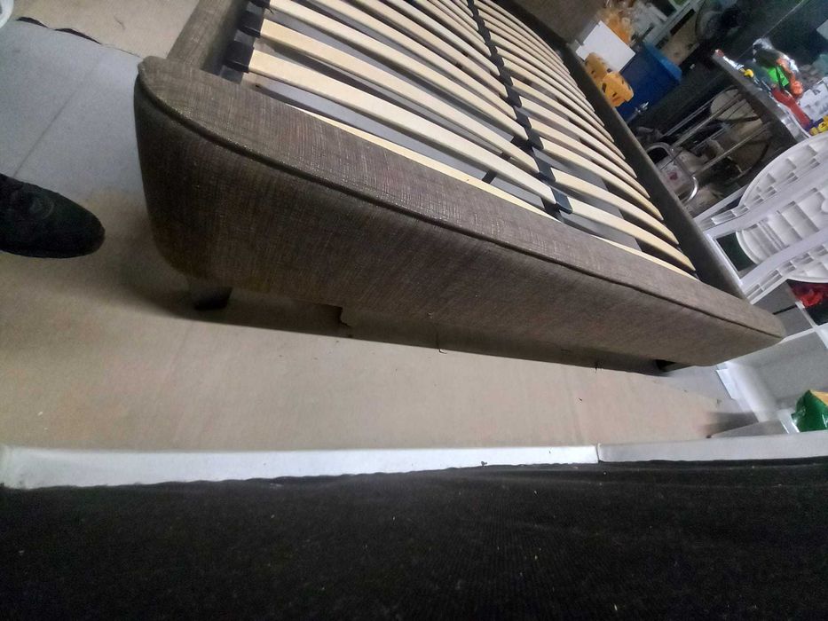 Cama de Casal Estofada 160x200cm  – Como Nova com Estrado (tenho 2 camas iguais 1 castanha e 1 cinzenta - preço por cama)