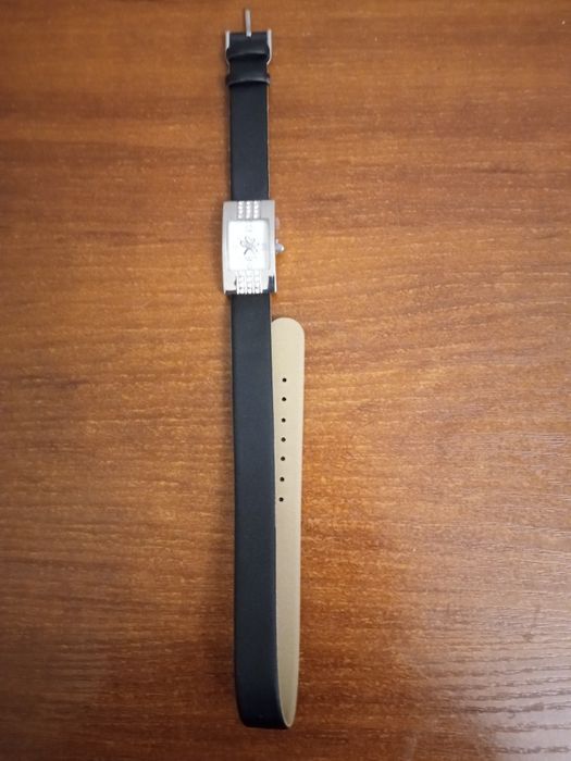 Женские наручные часы AVON.