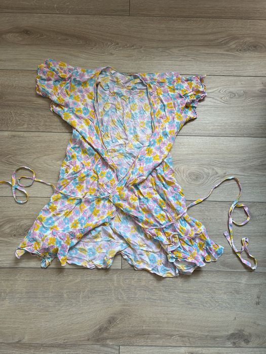 Piekna wiazana sukienka z motywem w kwiaty