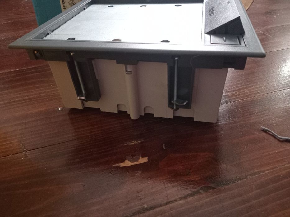 Новий скритий бокс з резетками для підлоги