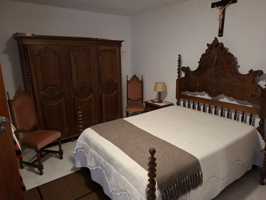 Mobília de Quarto Casal Completa em Madeira Maciça – Estilo D. João V (Impecável)