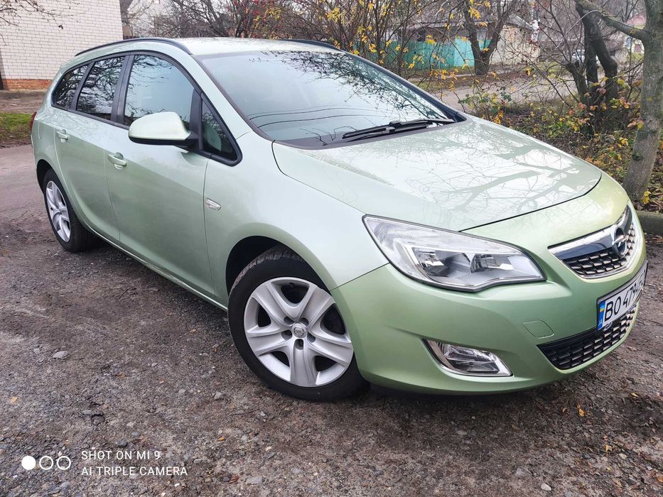 ПРОДАМ Опель Астра J 2011 года