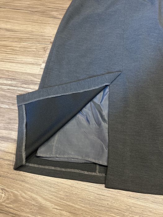 Długa szara spódnica