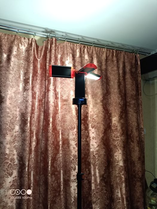 Прожектор на штативе