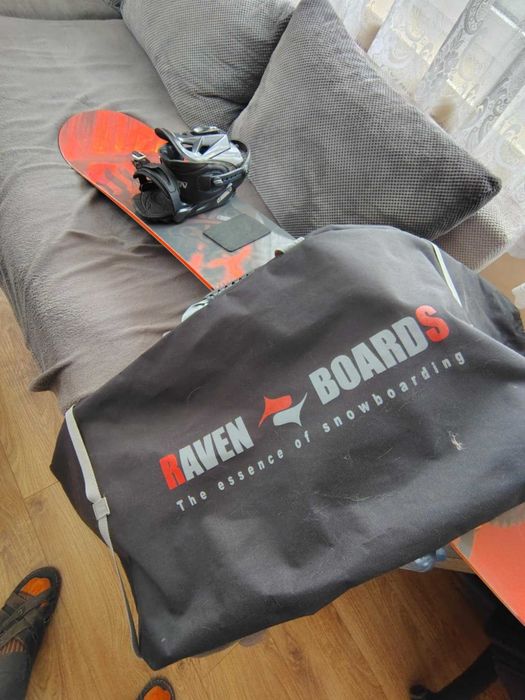 Deska snowboardowa, wiązania, kask, akcesoria