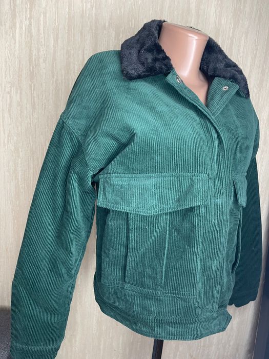 Новенька вельветова куртка з коміром зі штучного хутра