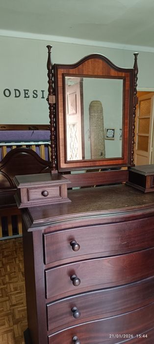 Móvel espelho em mogno