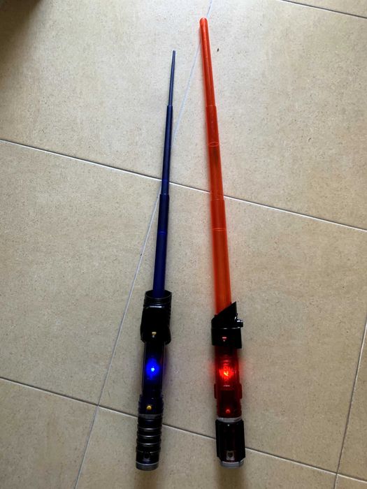 2 Espadas do star wars com luz e efeitos sonoros sith e jedi lightsaber