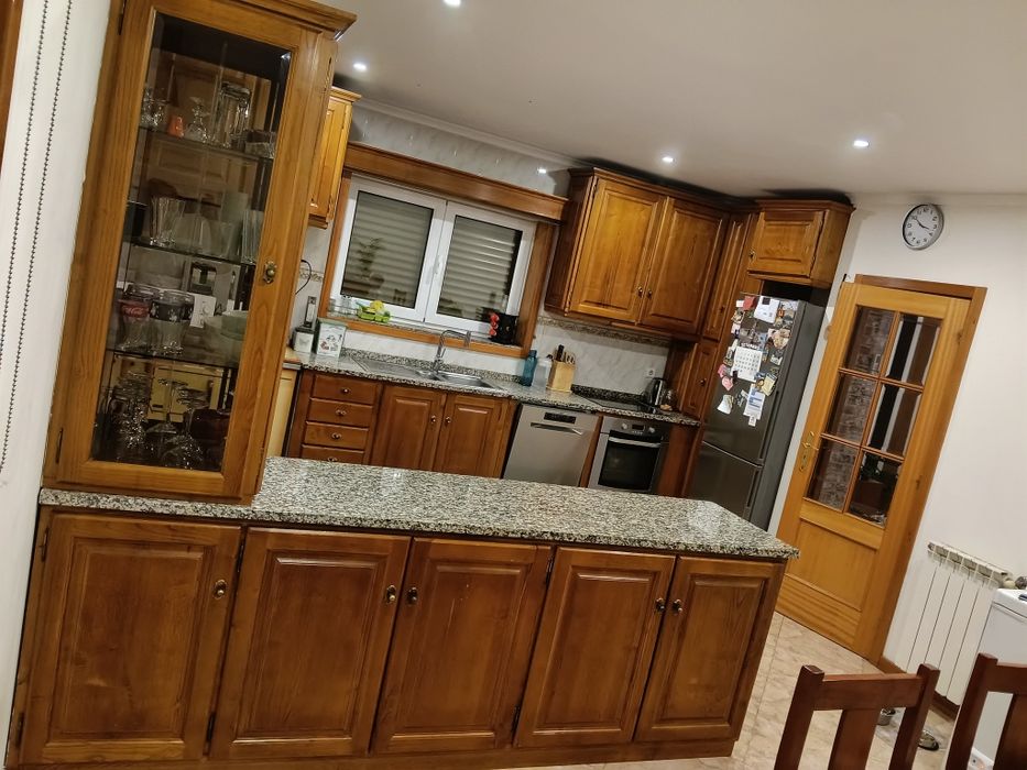 Cozinha em madeira com península