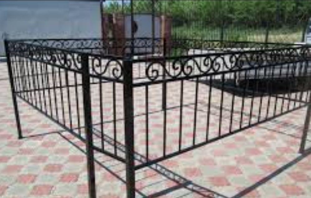 Оградки на кладбище. Лавочки. Столы из металла.