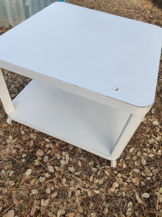 Mesa de centro branca com prateleira – bom estado