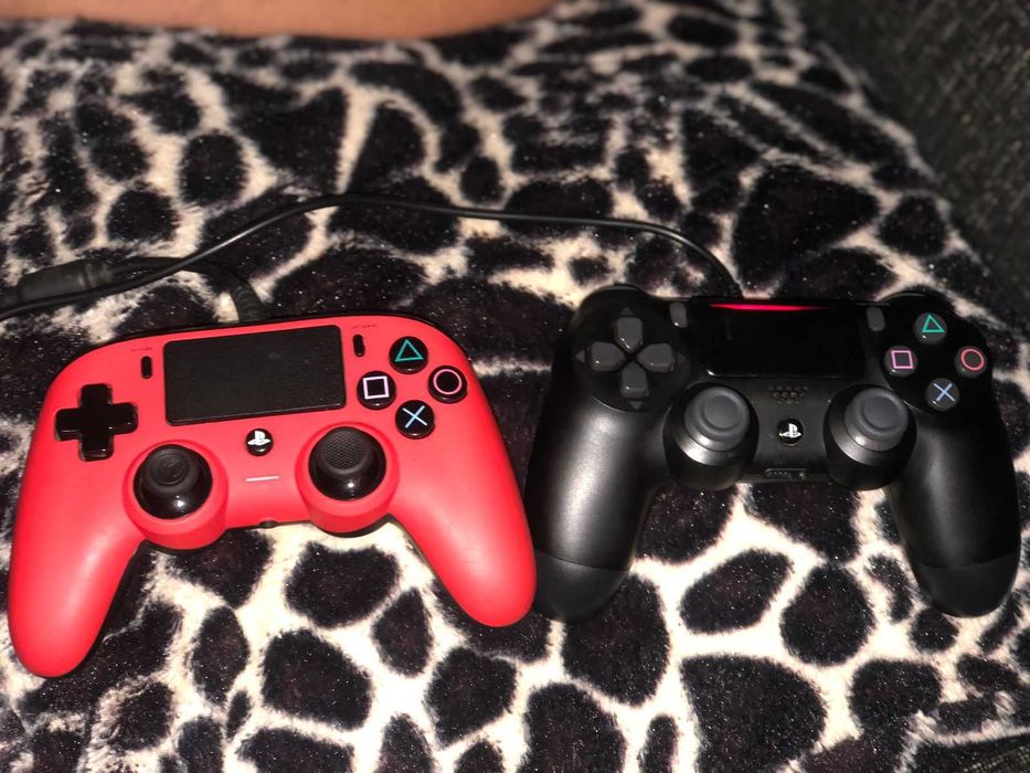 PS4 Slim+ 2 Joysticks+ FIFA 22 in physical format+ 1 USB cable64171289012225122