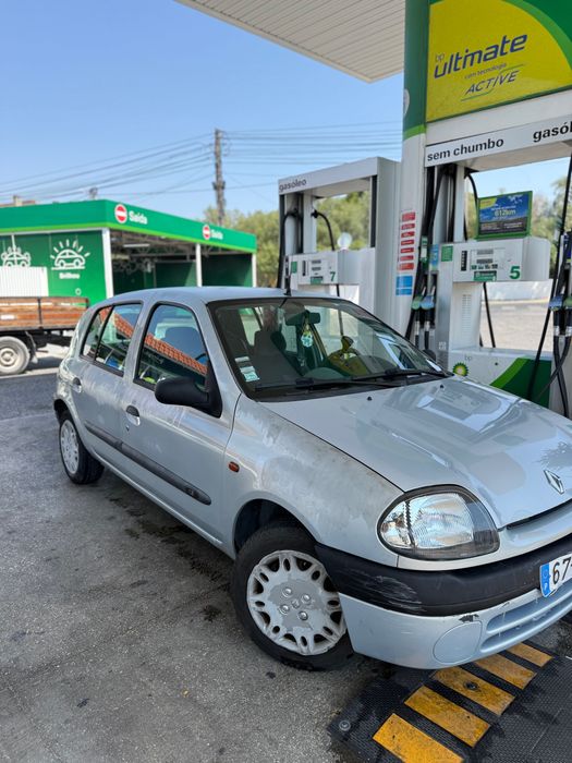 Renault Clio 1.2 2000 para peças ou reparar