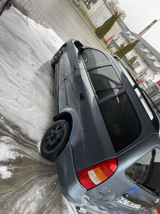 Opel Astra на повному ходу