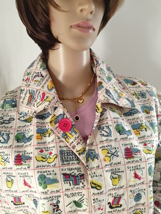 Płaszcz przeciwdeszczowy vintage kremowy w kolorowe ilustracje miast