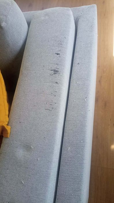 sofá cinzento de 3 lugares  modelo IKEA Nockeby.