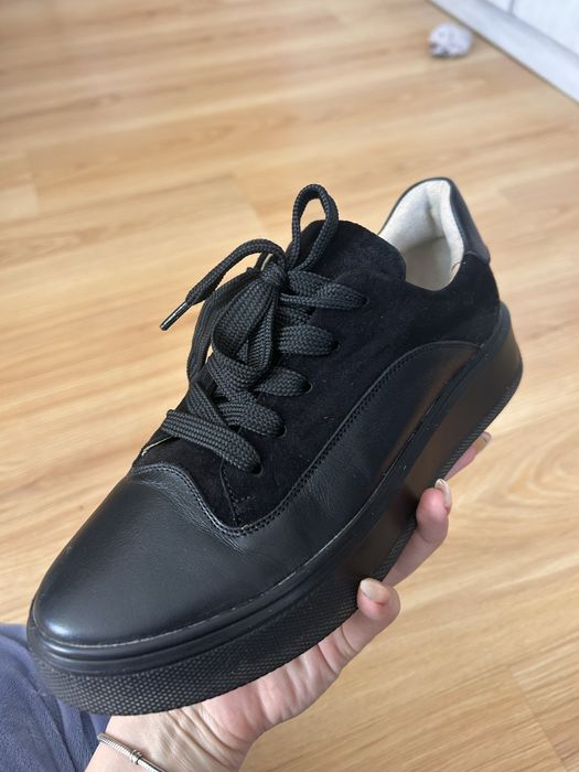 Шкіряні кросівки