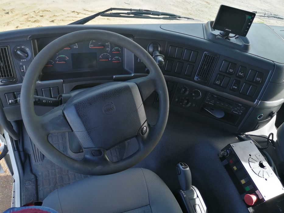 CAMIÃO VOLVO FM9 – 19T - 300cv – COM GRUA E BÁSCULA