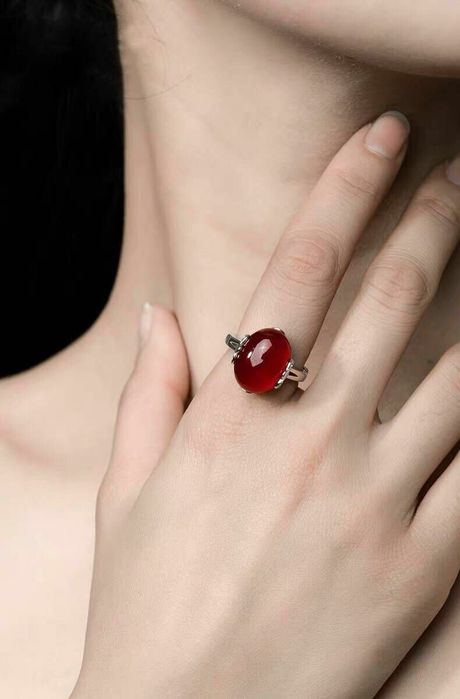 Женское кольцо с изменчемым размером.