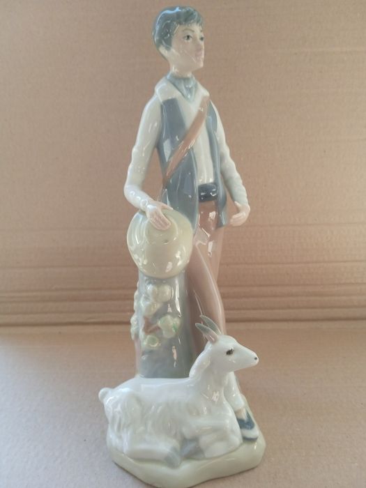 Статуэтка "Юноша с козой". Casades. Испания