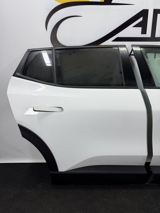 Дверка передня права задня права на Chevrolet Equinox EV