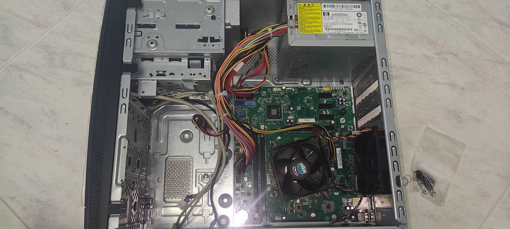 Caixa de PC antigo com peças.