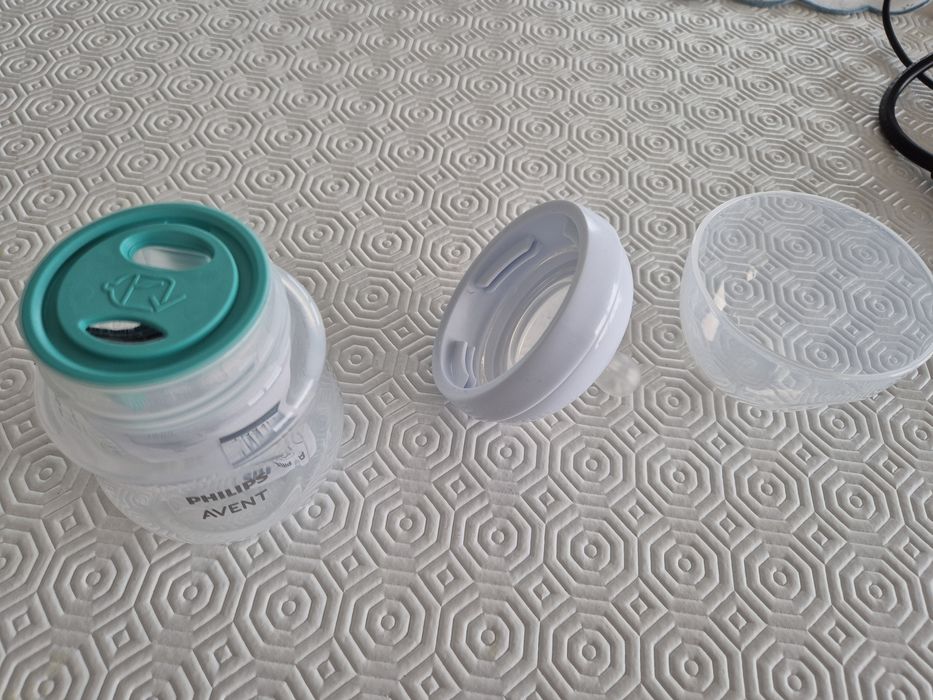 Biberão AVENT e copo de leite materno