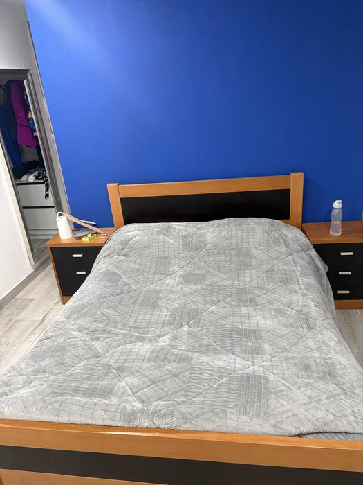 Cama de casal e mesinhas cabeceira