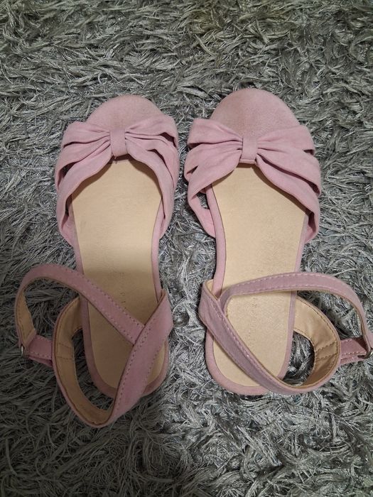 Botas tamanho 32 e sandalias tamanho 32
