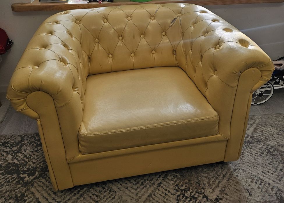 Żółty fotel Chesterfield