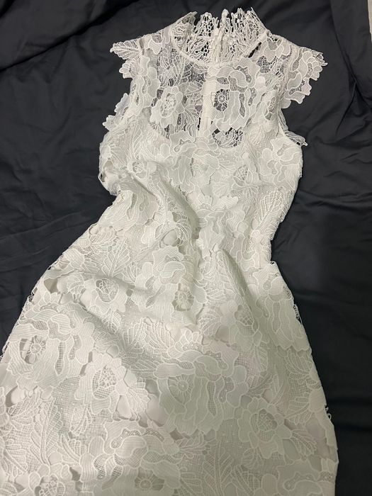 Koronkowa sukienka biała elegancka
