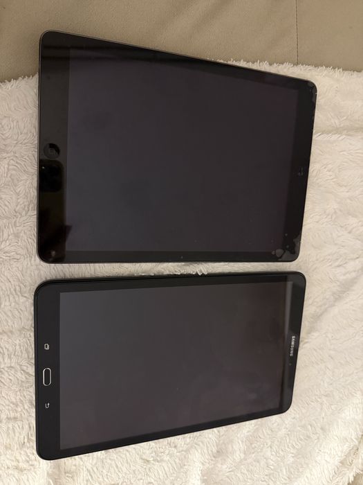 Dwa tablety apple i samsung