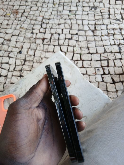 Vendo dois iPhones: um 13 Pro de 128 GB e um 14 Pro de 128 GB, ambos p