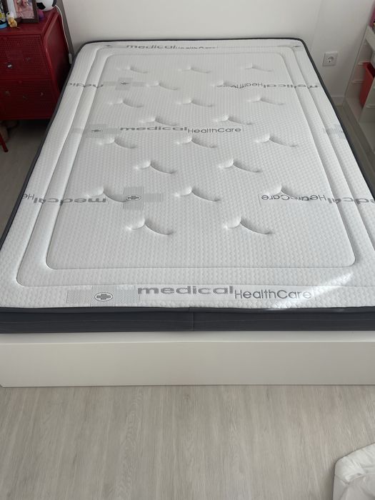 Cama branca com estrado e colchao