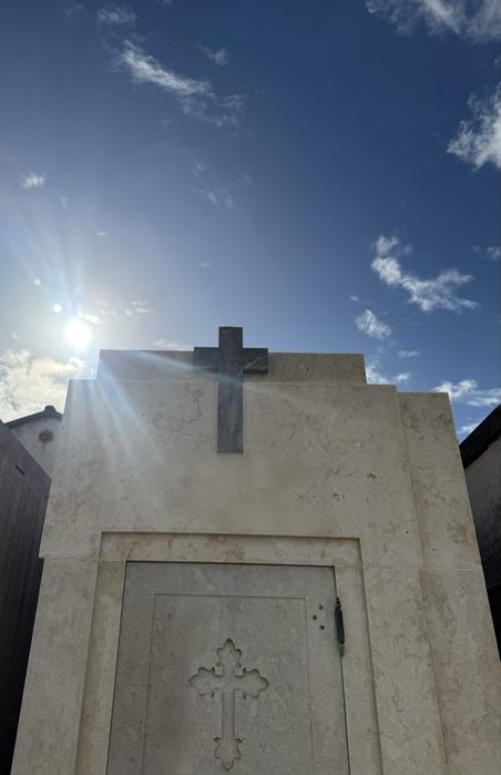 Jazigo familiar – 7 lugares – Cemitério do Alto de São João – 30.000 €