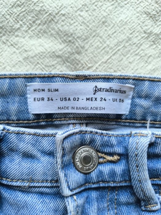 Jeansowe spodnie straigth Stradivarius
