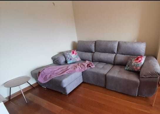 Sofá com chaise longue, assentos extensíveis e encostos reclináveis