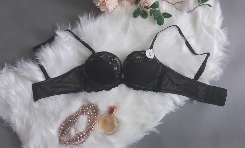 Czarny push-up koronkowy biustonosz Marks&Spencer 70B
