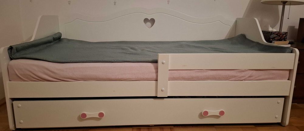Sprzedam łóżko dla dziewczynki z materacem (160x80)