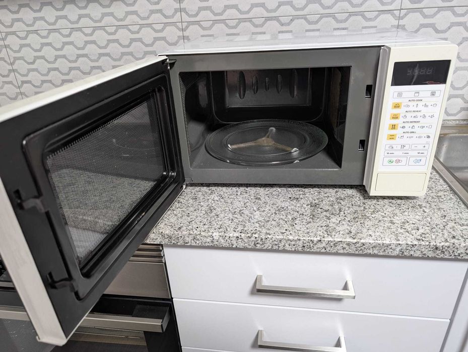 Micro-ondas LG MH6042D – 700 W | Bom estado