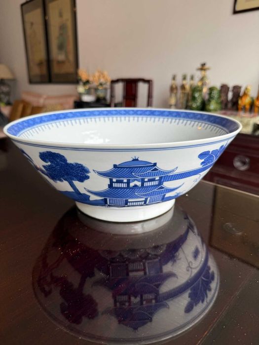 Grande taça chinesa em porcelana azul e branca, pagode de Cantão