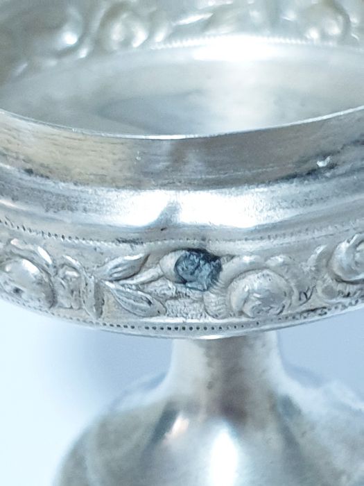 Antiga caixa de pé alto para relógio de bolso em casquinha